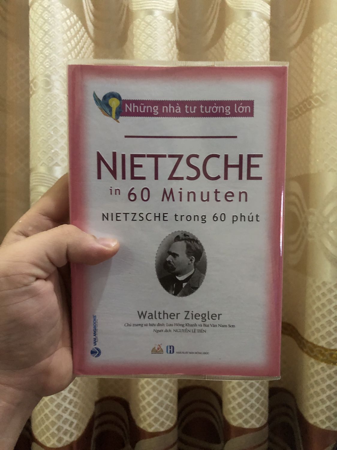 Sách đẹp, hình thức ổn, bọc bookcare rất đẹp. Giấy siêu mịn siêu mềm mượt rất thích luôn, hình in cực chuẩn nên có lẽ vì vậy mà giá bìa khá mắc. 
Trong tất cả các triết gia thì Nietzsche được coi là nhân vật hắc ám, cực đoan cũng như gây tranh cãi nhiều nhất.