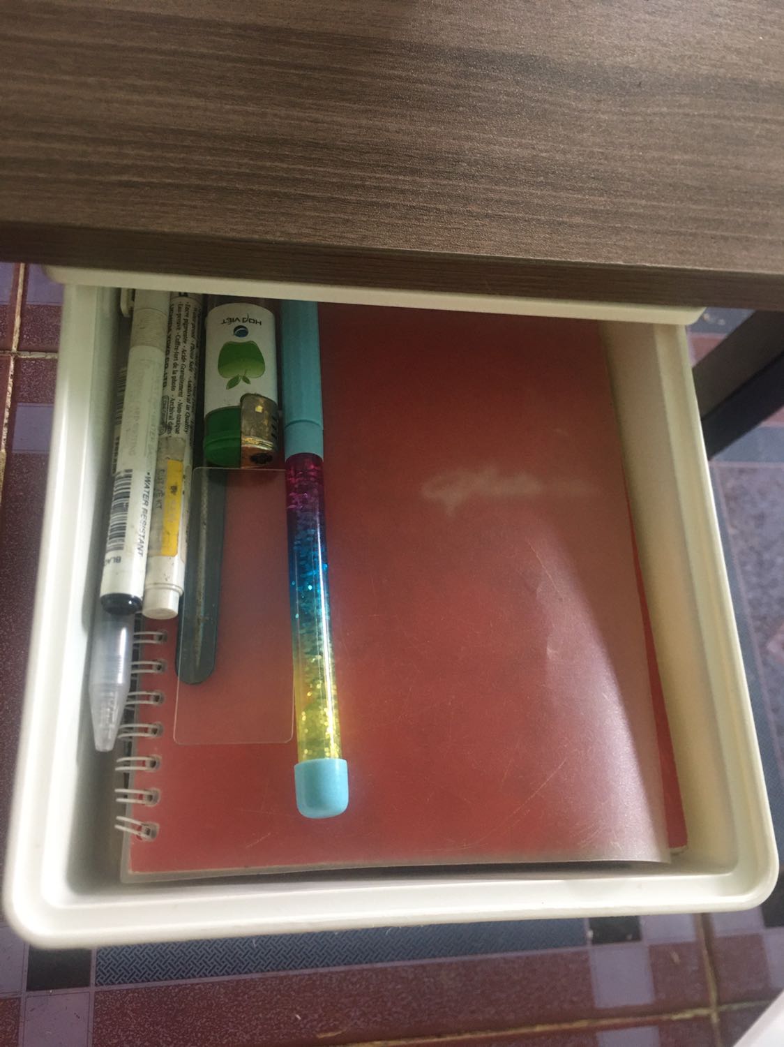 Tiếc là hết cỡ to. Cỡ nhỏ ko bỏ vừa cuốn sổ phải tháo ngăn đựng bút mới vừa. Thiết kế có nhược điểm là ko có chỗ móc tay vào để kéo