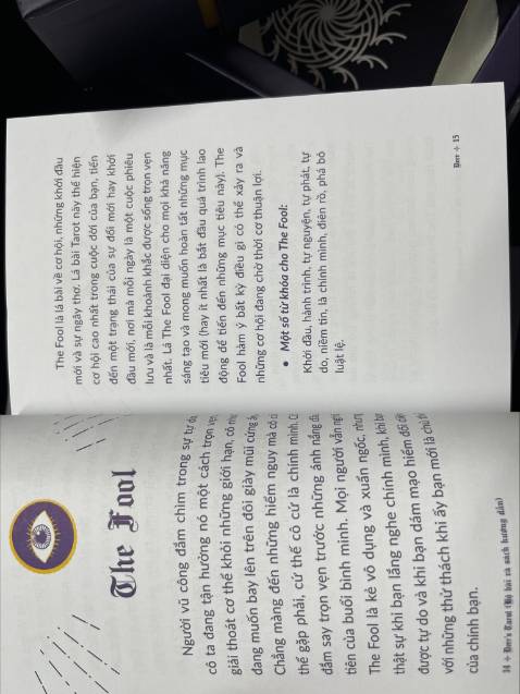 Điểm cộng:
+Một lời khen dành cho team Asbooks vì sau 1 năm kể từ ngày mình ib phàn nàn về việc bộ bài Oracle (Thông điệp vũ trụ) chỉn chu về sách bìa cứng và hộp đựng nhưng bộ bài lại mỏng và lỗi dù cho mức giá rẻ đi nữa thì mình vẫn mong đợi một sp chất lượng hơn, thì đến bộ bài Deer's tarot lần này mình đã thấy hài lòng về chất lượng bộ bài: màu in trầm đẹp đồng bộ, lá bài dày, chất giấy trơn mịn, cắt và bo góc mượt. Asbooks có vẻ đã lắng nghe khách hàng và có cải thiện chất lượng sản phẩm (xin cảm ơn!)
+Thiết kế bộbài không quá đặc sắc nhưng dễ hiểu, sinh động, phù hợp với newbie. Sách hướng dẫn cũng viết dễ hiểu mạch lạc, có phần tips trải bài cuối sách. 
+Với boxset 2 hộp cứng, 1 sách in màu và bộ bài 80 lá kích thước chuẩn này. mình đánh giá mức giá 300k rất rẻ so với chất lượng, xứng đáng để mua ủng hộ hàng Việt, tác giả Việt.

Điểm trừ:
+Tấm nệm bên trong hộp lớn không chắc chắn, hộp đựng có các vết xước trên bề mặt có lẽ do quá trình gia công, tuy nhiên với tầm giá 300k về tay thì có thể hoan hỉ bỏ qua.
+Mặt lábài cán lì mịn thay vì cán bóng, mỗi loại cán sẽ có ưu nhược điểm khác nhau. cán lì thì màu sắc thường trầm sang hơn và xáo bài đầm tay hơn, nhưng sẽ khá rít. (Các bạn có thể khắc phục bằng cách đổ một ít phấn rôm vào xáo sẽ mượt hơn hẳn nhé)
+Mình không đánh giá cao việc tác giả lồng ghép chiêm tinh vào các lá bài.

Chốt lại thì mình vẫn cho 5* plus =)) vì với người không có tài chính cho những bộ bài tiền triệu nhưng lại không thích dùng hàng pha-ke như mình thì đây là lựa chọn rất rất tốt.