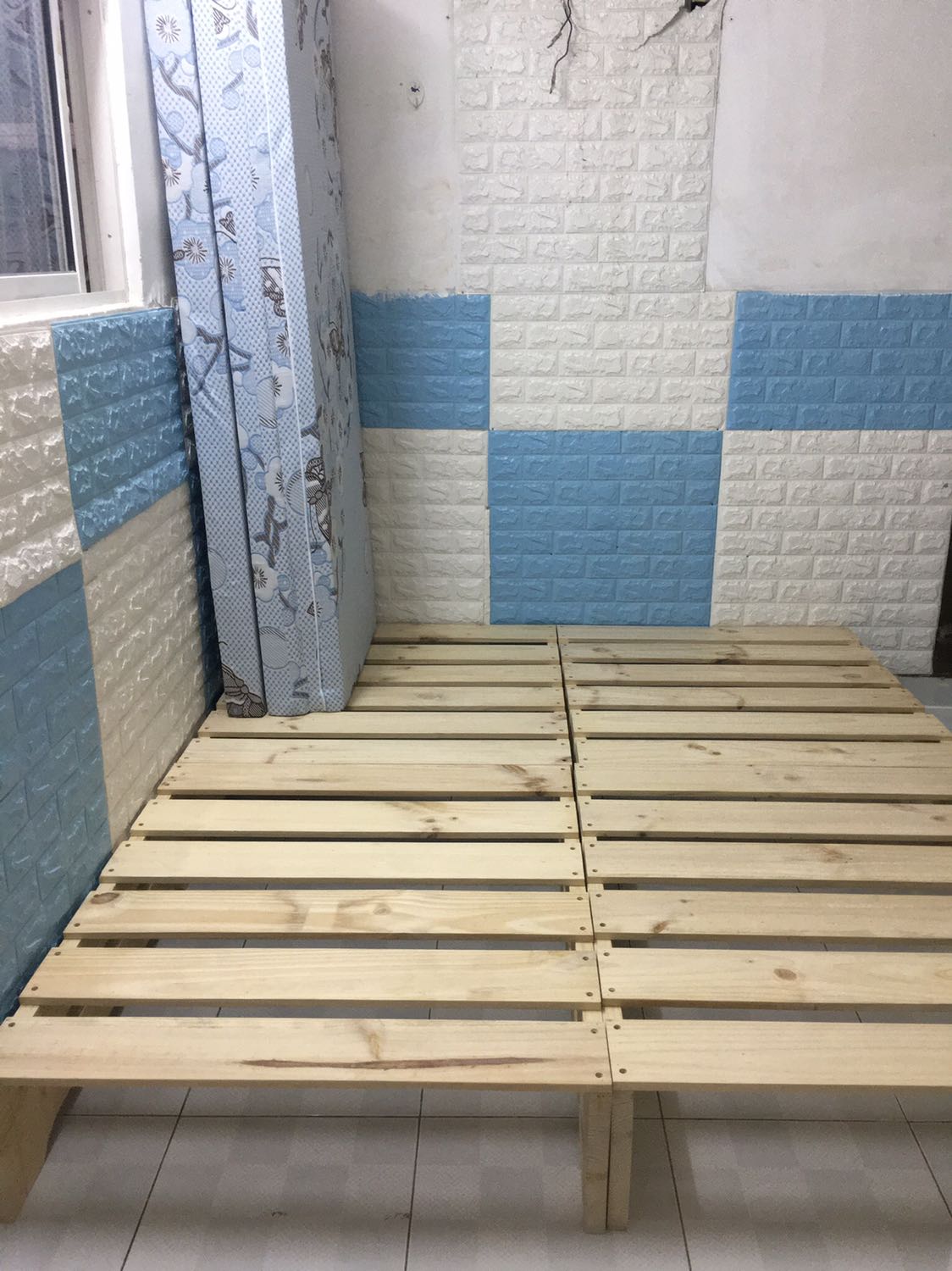 Nệm êm, nặng, khá chắc chắn. Phần gắn kết 3 phần gấp hơi mỏng manh Nệm êm, nặng, khá chắc chắn. Phần gắn kết 3 phần gấp hơi mỏng manh