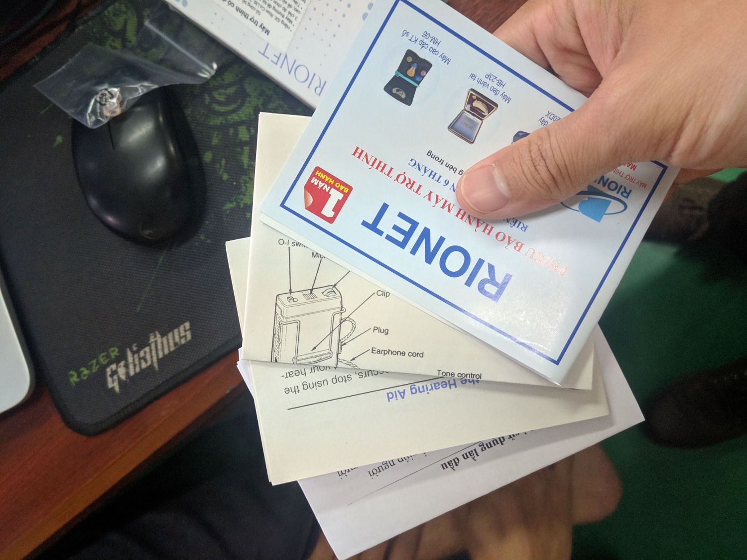 Cảm ơn Tiki và Ninja Van đã hỗ trợ mình hết mình để giao hàng. 
Các bạn lưu ý là tai nghe này dùng chân 2 chấu chứ k phải jack 3.5mm nên phải giữ cẩn thận nhe.