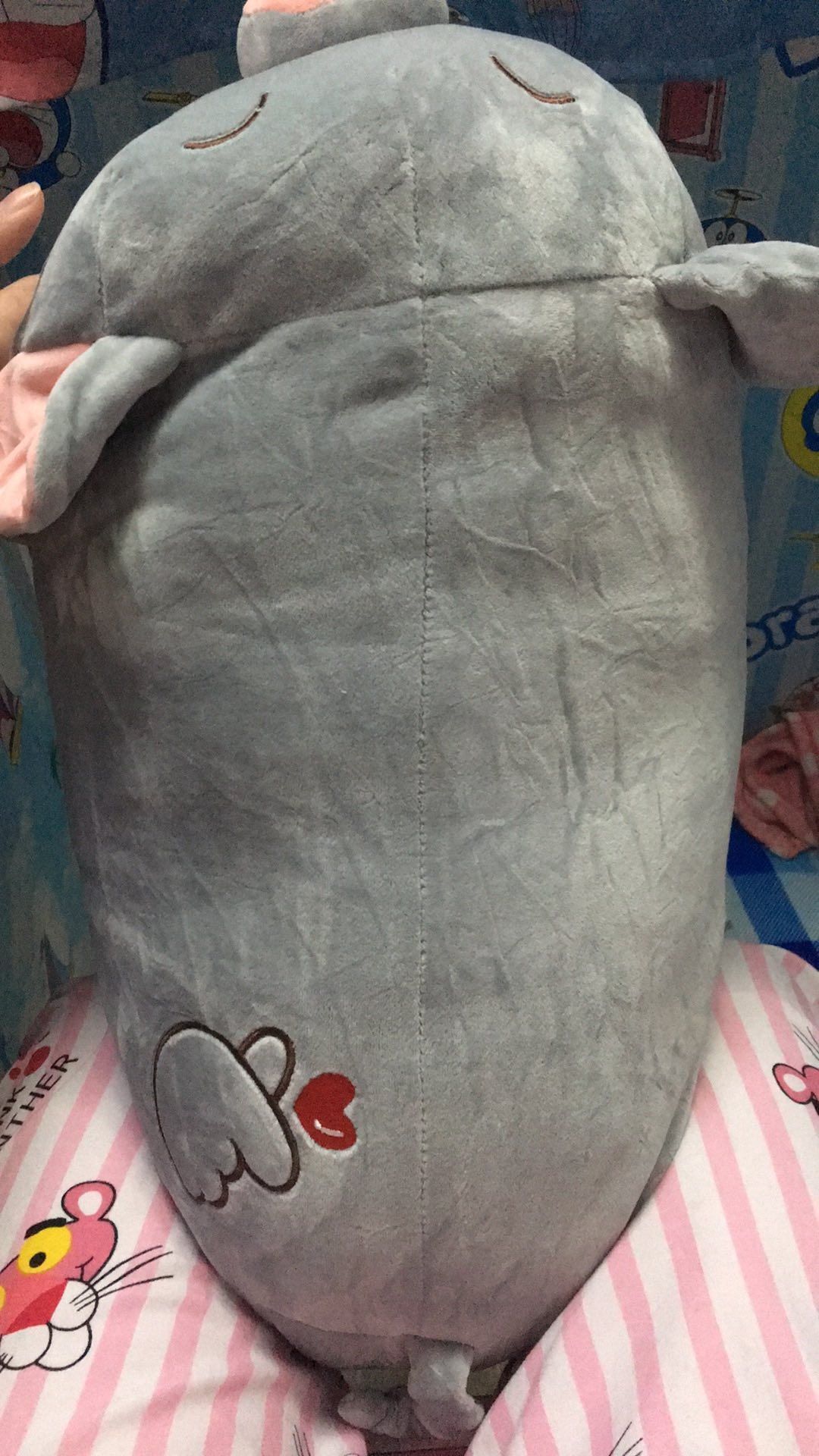 Bộ chăn gối xịn lắm nha! Heo mềm êm, mền 2 lớp lông chứ không phải loại 1 lớp nên ấm, xài ở văn phòng rất ổn. Dây kéo may giấu bên trong, có điều bụng hơi bé nên nhét mền vào hơi khó thôi còn lại rất ok