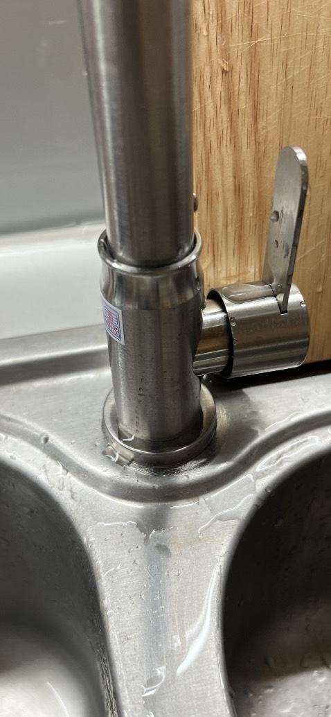 Cầm nhẹ tay nhưng sử dụng rất tốt nhe. Xoay vòng bị kêu tạch tạch rất nhẹ nhàng, nhẹ tay. Hàng tốt giá rẻ, đầy đủ phụ kiện, shop còn tặng thêm 1 cuộn băng keo nước