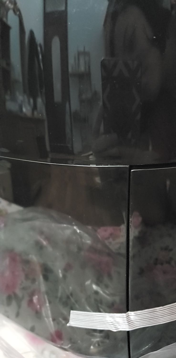 Mình định mua làm quà mà tiki giao chiếc nồi trầy xước, màu sơn không đều, gọi lên tổng đài để đổi trả hàng và lưu ý là quà tặng để bên kiểm hàng cẩn thận hơn, vậy mà đợi chờ cả tuần nhận được chiếc nồi còn tệ hơn, nứt mẻ cũ kĩ như nồi đã qua sử dụng còn hôi mùi nhựa tái chế. Quá thất vọng với cách làm việc của Tiki. Mong cty xem lại chất lượng hàng hoá trước khi bán cho khách.