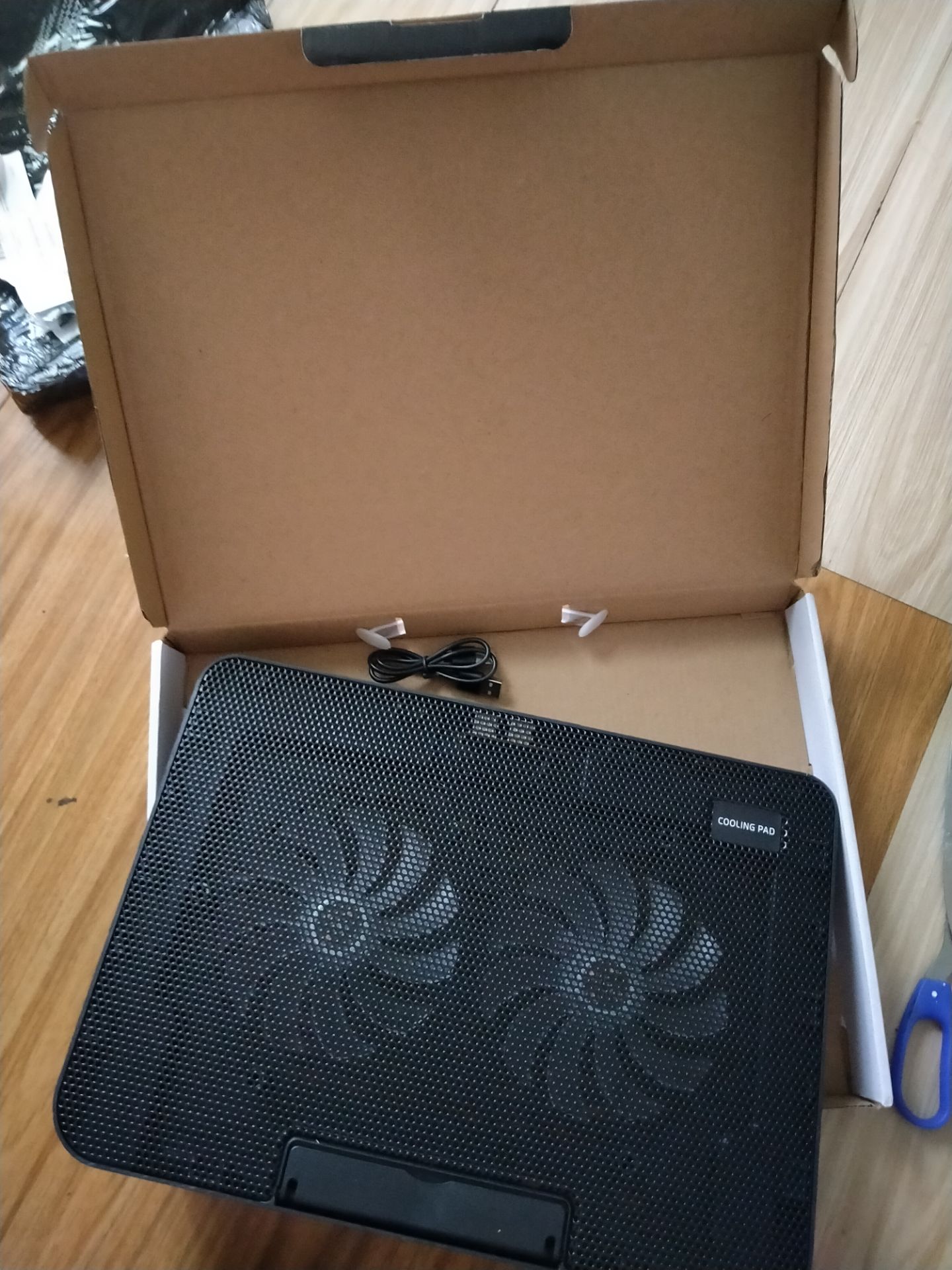 Tiki giao hàng rất nhanh mới tối đặt mà trưa mai có r. Bọc hàng của Tiki thì lun thế, đen thùi kín kẽ 1 cục lun. Sản phẩm như hình ko có hỏng hóc hay hư hại, 2 quạt chạy rất mát và êm, đèn cũng sáng. Nhưng khung nhựa khá mỏng nên cầm cứ sợ nó gãy ? khung 17in vừa chuẩn cho máy nhà mình. Khả năng tản nhiệt của quạt rất tốt, vì mình xài máy chơi game nặng nên máy bị nóng rất nhanh sử dụng quạt độ nóng giảm đáng kể (4.5 sao cho điều này), bù lại thì quạt hoạt động mạnh kêu khá to. Bền thì để sau xài lâu ms bít. Nhưng ấn tượng đầu là 5 sao.