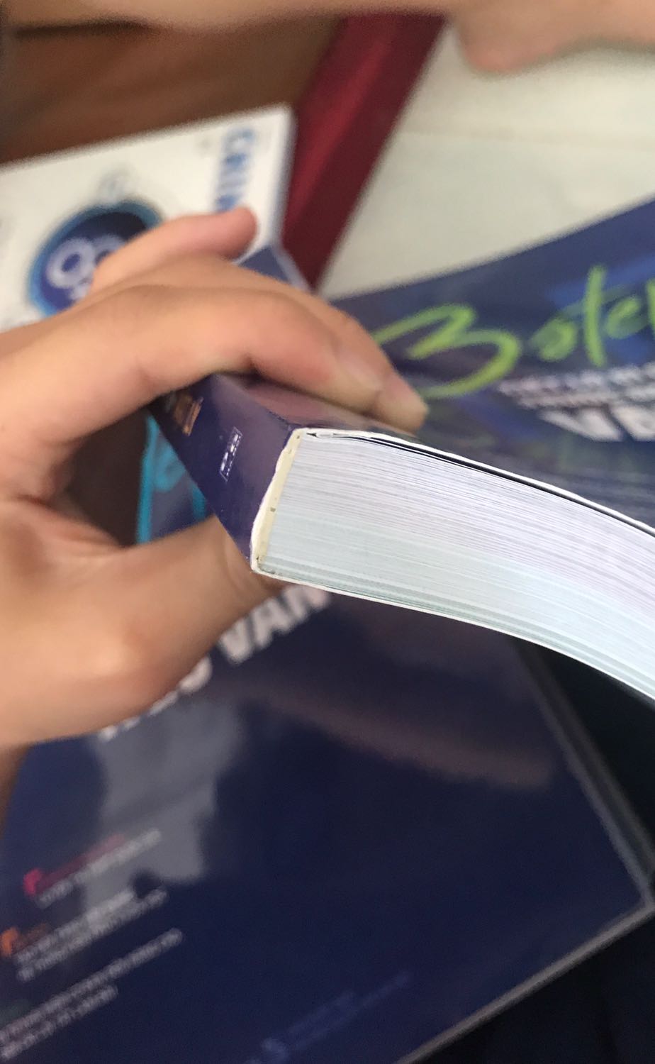 Sách đẹp lắm, dày, đầy đủ nội dung ôn tập.
Bài tập vận dụng hay, có cả lời giải chi tiết