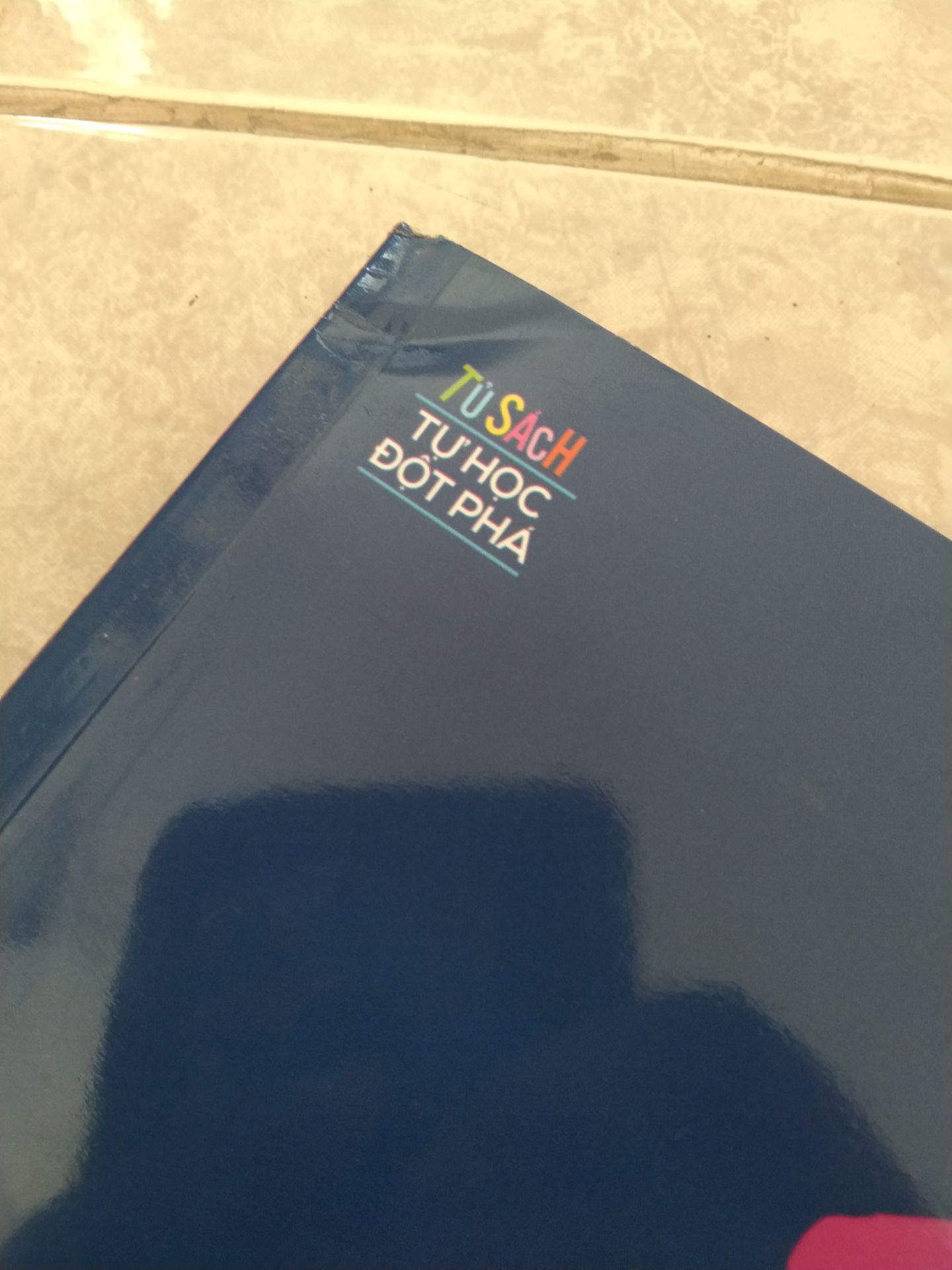 lần đầu tiên mua trên tiki mà thất vọng vậy, gáy sách siêu bẩn như nhúng bùn, góc sách thì móp, vỏ hộp đóng gói chắc chắn, không bị hư hại nên chắc chắn là do bên shop chứ không phải do giao hàng
