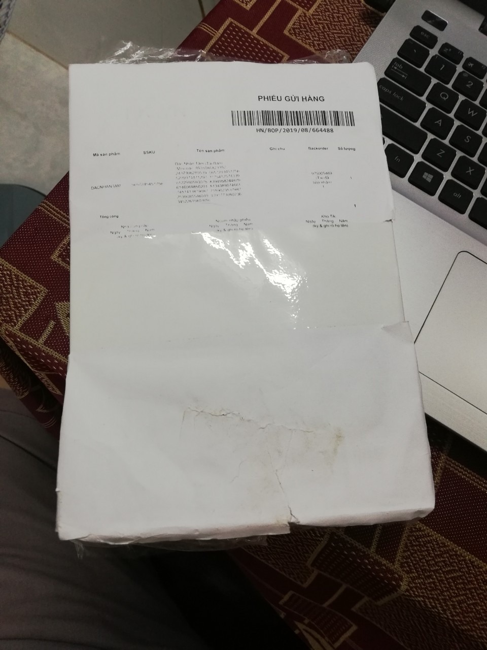 Trong ngày mình có nhận 2 cuốn sách từ Tiki .Khi sáng cuốn "Dám nghĩ lớn" chất lượng oke,người dao sách chủ động bóc ra để mình kiểm tra .
Chiều nay mình nhận đc cuốn "Đắc nhân tâm " ,chủ quan ko mở ra xem.Lúc về thì sách bị vô nước 1 đầu,ngoài ra còn rách cả giấy bọc ko hiểu sao người đóng hộp vẫn cho vào được.
Mình muốn đổi sách lại thì liên hệ ở đâu vậy Tiki