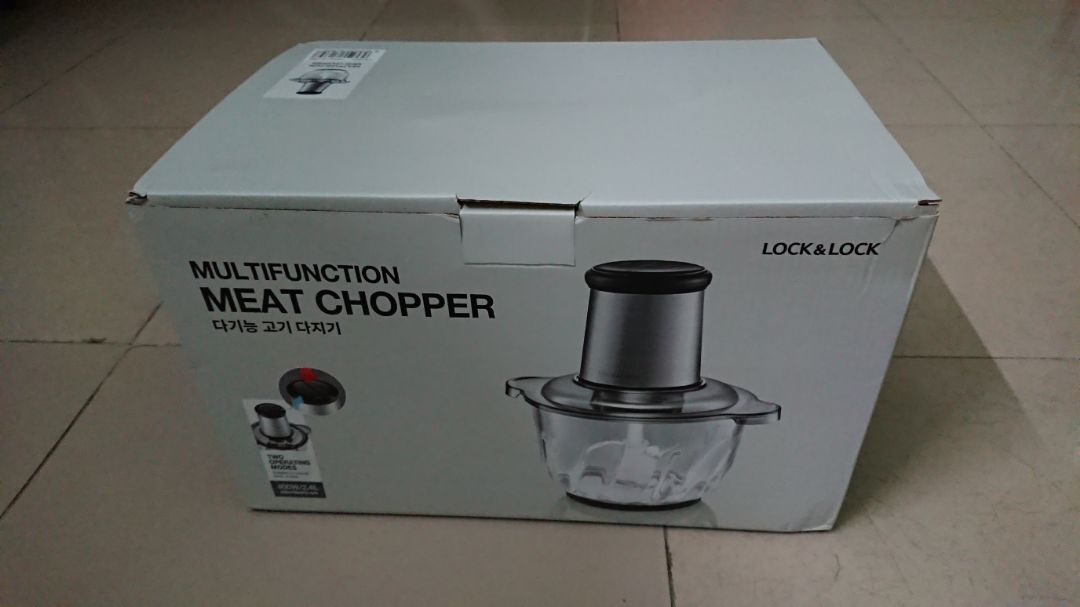 Sản phẩm được đóng gói rất cẩn thận, còn đầy đủ phiếu bảo hành chính hãng của Lock & Lock, sách HDSD, đầy đủ phụ kiện từ nsx. Máy chạy ổn định. Tuy nhiên thùng bị rách tại vị trí mở thùng.