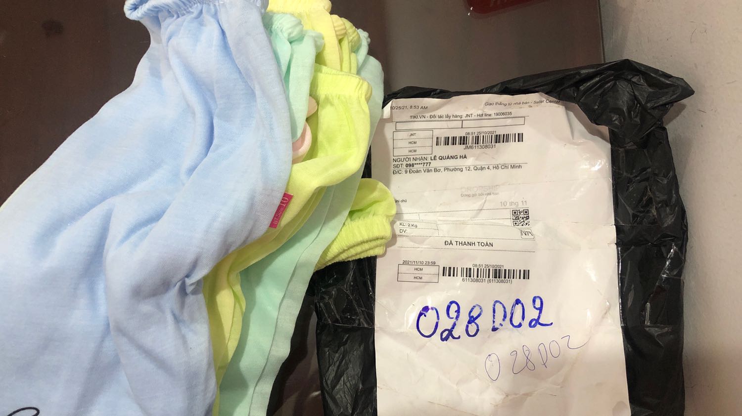 Shop giao màu không đúng. Đặt màu trắng mà giao màu khác.