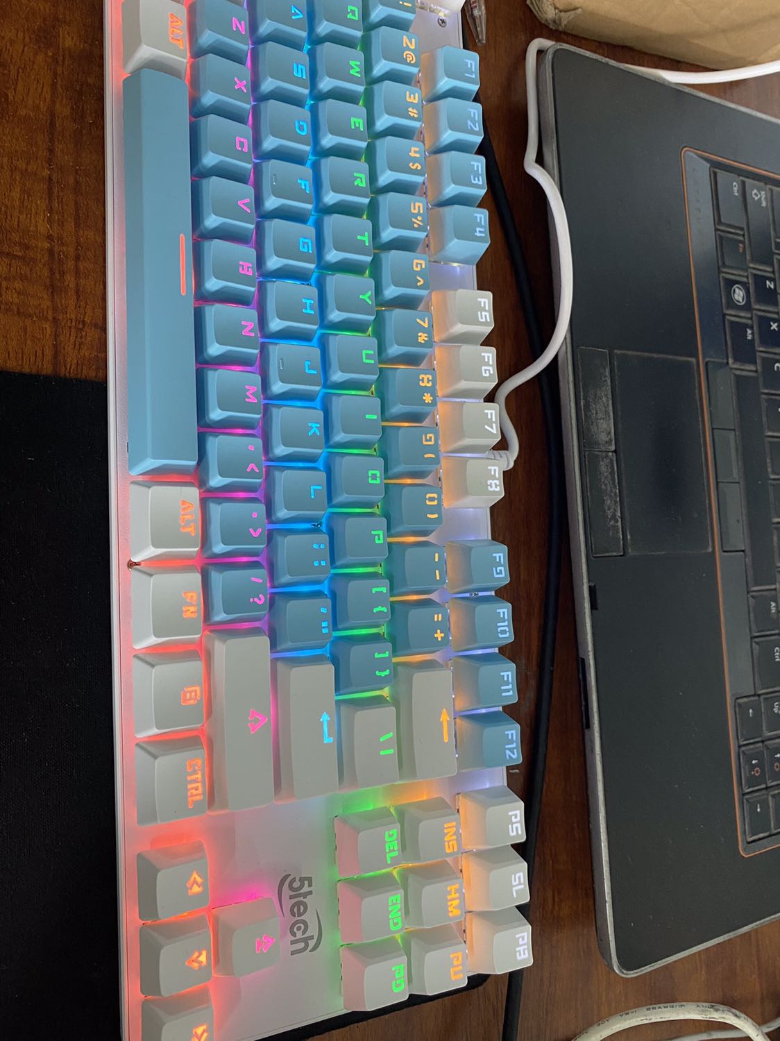 đã nhận được hàng và  thử bàn phím ngay và luôn. rất ok ko có gì phàn nàn về chất lượng so với số tiền bỏ ra. ngon, bổ, rẻ hơn ra mấy tiệm mua nha. cùng hàng này nếu ra tiệm chắc hơn 600k. 5* đã nhận được hàng và  thử bàn phím ngay và luôn. rất ok ko có gì phàn nàn về chất lượng so với số tiền bỏ ra. ngon, bổ, rẻ hơn ra mấy tiệm mua nha. cùng hàng này nếu ra tiệm chắc hơn 600k. 5*