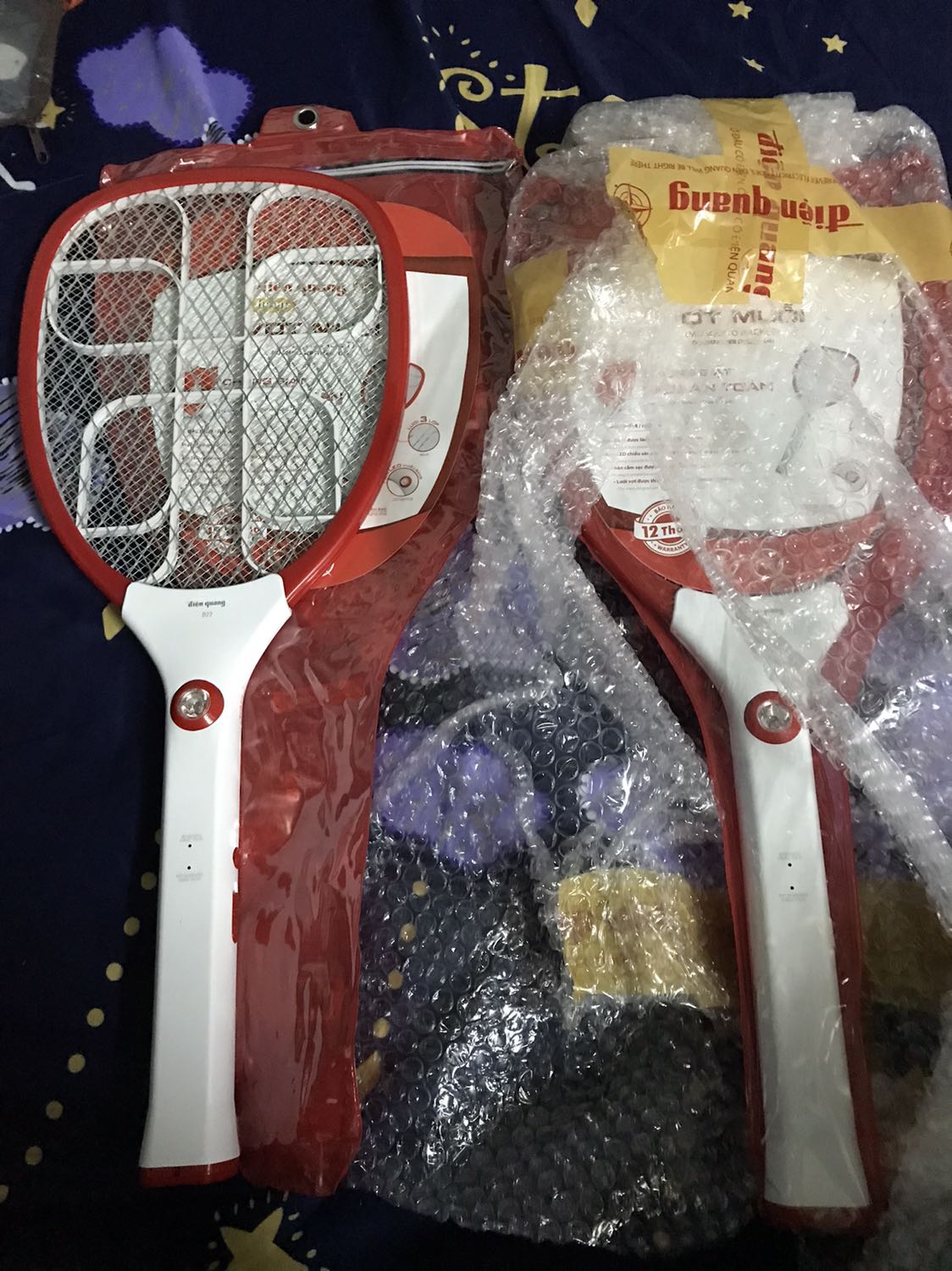 Vợt sử dụng tốt, loại này có đèn led chiếu sáng tuy nhiên lại khá yếu. Trên bao bì ghi sản xuất năm 2022 tại Trung Quốc theo tiêu chuẩn của Điện Quang , hy vọng xài bền.