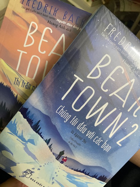 sau khi đọc ng đàn ông mang tên ove thì tui đã fall in love với văn phong của tác giả, nó dịu mà nó vừa vui vừa dthw mà cũng có gì đó buồn buồn, nch là chữa lành vô cùng, tui chưa đọc cuốn beartown 1 nma cuốn 2 đang sale nên mua lun