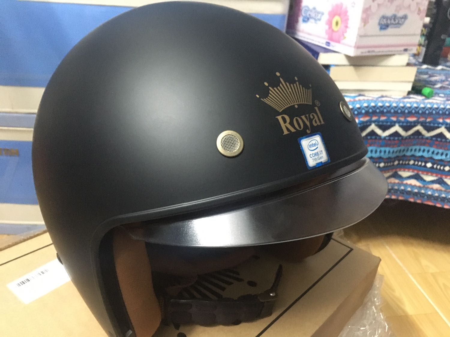 Mũ nhẹ, vỏ nhựa không quá mỏng. Phần xốp mút ổn. Phần lót mũ che hết được phần mút. Quai đeo khá dài, do vướng đệm quai đeo nên rút vô hết cỡ là không được. Phần kính trong và sáng. Chất lượng kính ngang mấy kính chắn bulldog trên thị trường. Form mũ khá lạ. Bị ngắn ở phía 2 tai. Khác với form của andes và avex. 
Tổng thể mũ khá nhẹ, mút và vỏ không dày và cứng cáp bằng Avex dammtrax. Nhưng ngon hơn nhiều mũ rẻ tiền khác. Phần lưỡi trai làm đục nên lúc k đeo kính sẽ bị thấy chướng nắt 1 chút. Form mũ đội vào không thực sự ôm đầu. Phần dưới tai thì bị bóp. 
Phần kính tốt. Gạt xuống là giảm hẳn tiếng ồn ngoài đường. 
Tổng quAn thì với giá này. Sp này rất tốt để đi trong phố, tránh bụi bặm và mưa gió hay vật lạ bay vào mắt và mặt. Kính âm nên việc bảo vệ kính rất an toàn. Nếu không sẽ nát tương như kính ngoài khi treo xe và gặp mấy bạn Ocschos chung trọ vô ý thức