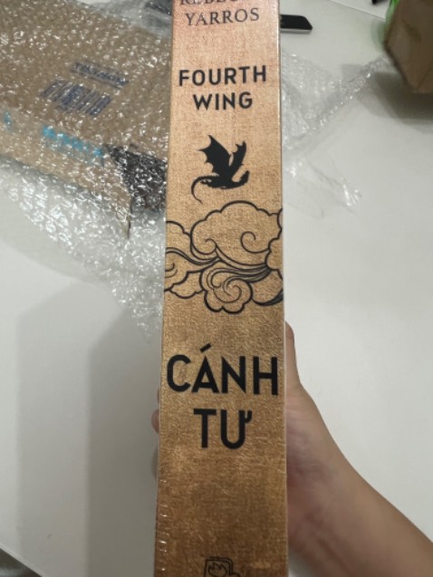 Phải nói là đóng gói hàng rất kỹ, hộp ko méo và sách đc bọc trong xốp rất ổn. Bìa sách và hình ảnh siêu đẹp, bóng loáng và in rõ nét. Về phần nội dung thì cuốn này đã đc quá nhiều ng review có khen chê cả, nhưng về mặt hình ảnh thì siêu đáng tiền mua Phải nói là đóng gói hàng rất kỹ, hộp ko méo và sách đc bọc trong xốp rất ổn. Bìa sách và hình ảnh siêu đẹp, bóng loáng và in rõ nét. Về phần nội dung thì cuốn này đã đc quá nhiều ng review có khen chê cả, nhưng về mặt hình ảnh thì siêu đáng tiền mua