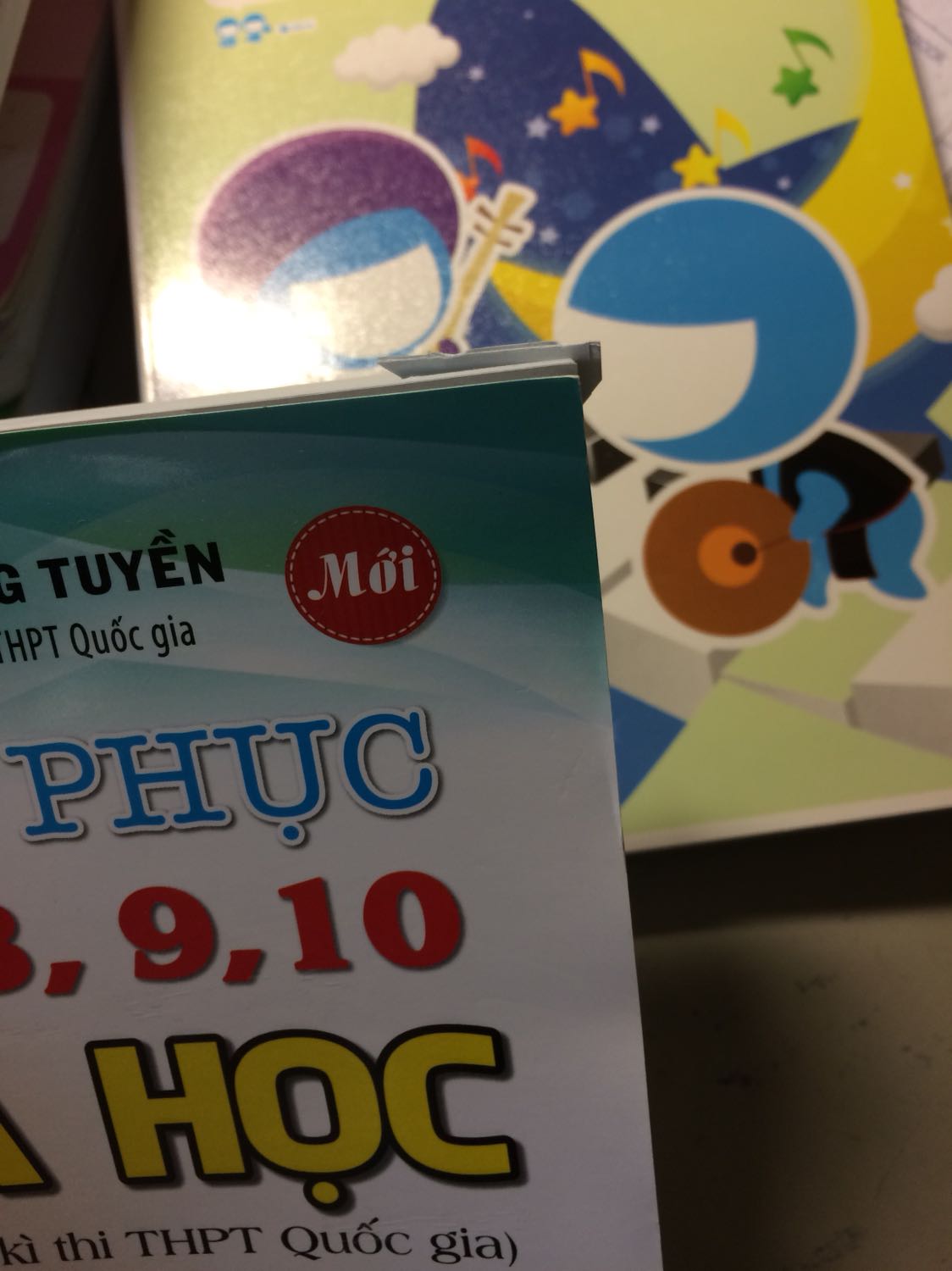 Tuy chưa đọc qua nhưng mà thấy cái trang thừa giấy kia thì khá là khó chịu, cộng thêm sách in mờ mờ ảo ảo nữa ( có trang thì rõ cực có trang thì cứ mông lung như 1 trò đùa) 
Điểm cộng là giao hàng nhanh, đóng gói chắc chắn :))