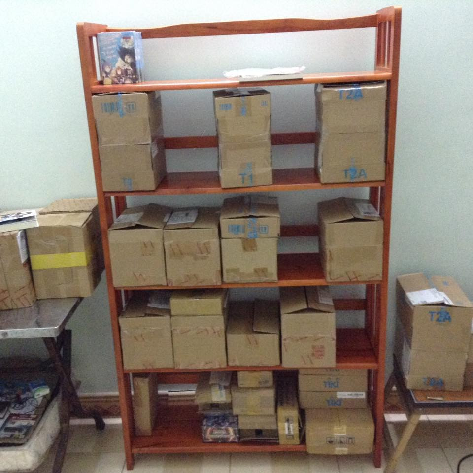 Thanh ngang cố định hai chân chống chưa đều nhau nên khi lắp khá chật vật, chân chống cũng cắt gọt không đều lắm nên khiến kệ hơi chông vênh, phải lót giấy. Bù lại các thanh kệ gỗ dày, cứng cáp nên có thể chất nặng. Không thể đòi hỏi hơn với mức giá 890k lúc mình mua