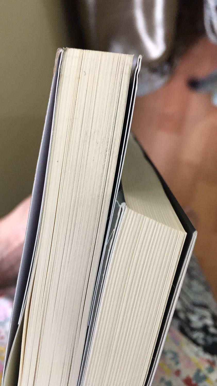 Mình mua Tiki sales 2 quyển giá khá hạt dẻ, ship rất nhanhhh. Trong ngày, chỉ 1-2h sau là nhận đc hàng. Tuy nhiên lúc mở hộp hơi thất vọng. Cả 2 quyển đều không được bọc màng, phần gáy sách còn bị bụi bẩn. Mình có lấy khăn sạch lau nhưng không hết. Lỗi này không quá lớn nhưng hi vọng Tiki Trading sẽ quan tâm hơn đến việc bảo quản và giao hàng ạ