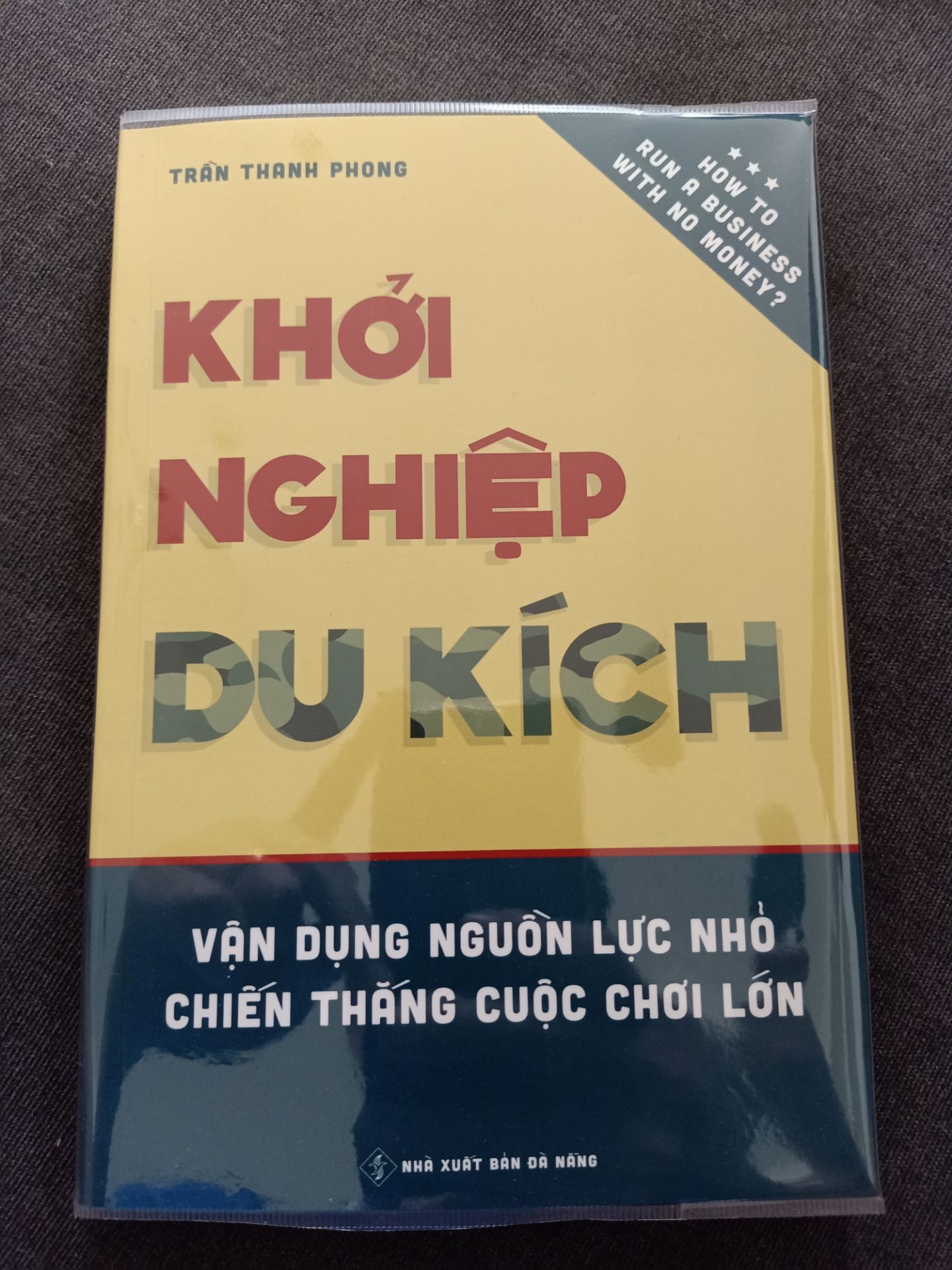 Là fan anh Phong sau cuốn KHỞI NGHIỆP BÁN LẺ thế nên rất háo hức đọc đứa em thứ hai này. Có cảm giác tác giả móc hết ruột gan ra chia sẽ cho đọc giả rằng khởi nghiệp du kích đặt yếu tố tinh gọn, linh hoạt, hiệu quả lên hàng đầu.
Anh Phong luôn yêu cầu đọc giả đọc sách bằng tất cả sự hoài nghi nhất có thể để mong sao quyển sách sẽ ngày càng hoàn thiện.
Sách có hai lỗi đánh máy, tuy nhiên chỉ là rất nhỏ với những kinh nghiệm anh chia sẽ. Cảm ơn anh Phong.