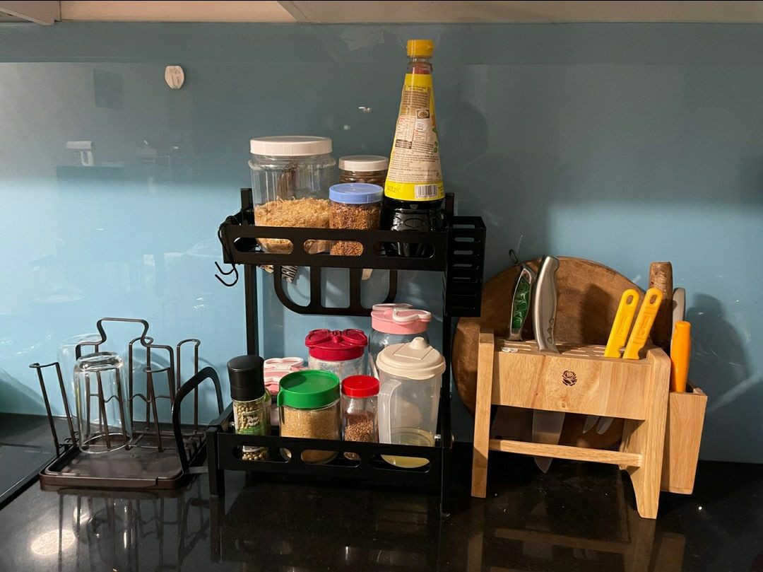 Kệ rộng rãi, chắc chắn. dễ lắp ráp. để được rất nhiều lo gia vị. rất tiện. sp tốtm tặng shop 5sao