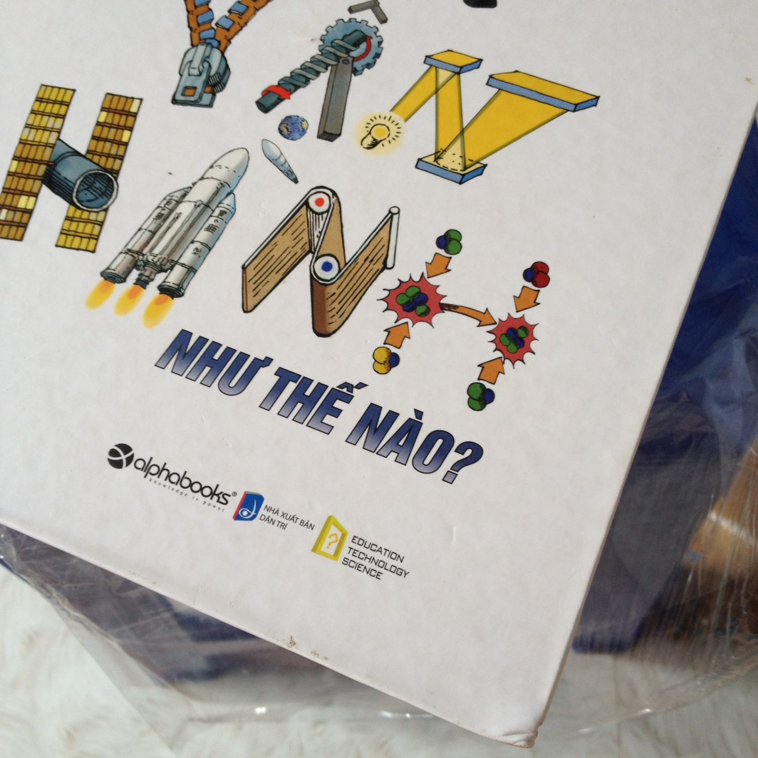 Gói hàng ẩu nên móp sách, sách cũ như trưng bày lâu, sách bị lỗi gấp nếp tới trang 50, những sách khác mình mua không đến nỗi, nhà cung cấp sách này không ổn, Tiki kiểm tra lại đơn hàng 828446483 nhé, mình đã gửi *** từ hôm nhận hàng 22/8 mà vẫn chưa được hồi đáp. Mình muốn đổi sách ạ.