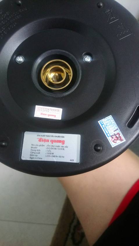 Giao hàng nhanh. Hàng giống trong hình và mô tả. Nhưng không phải Điện Quang sản xuất nha, mà là hàng sản xuất tại Trung Quốc, thấy tem ghi sản xuất theo tiêu chuẩn của Điện Quang, chắc là Điện Quang thuê gia công tại Trung Quốc, nhưng không thấy tên công ty sản xuất. Phiếu bảo hành của Điện Quang đề bảo hành 12 tháng từ ngày sản xuất. Chưa dùng nên không biết có bền không.