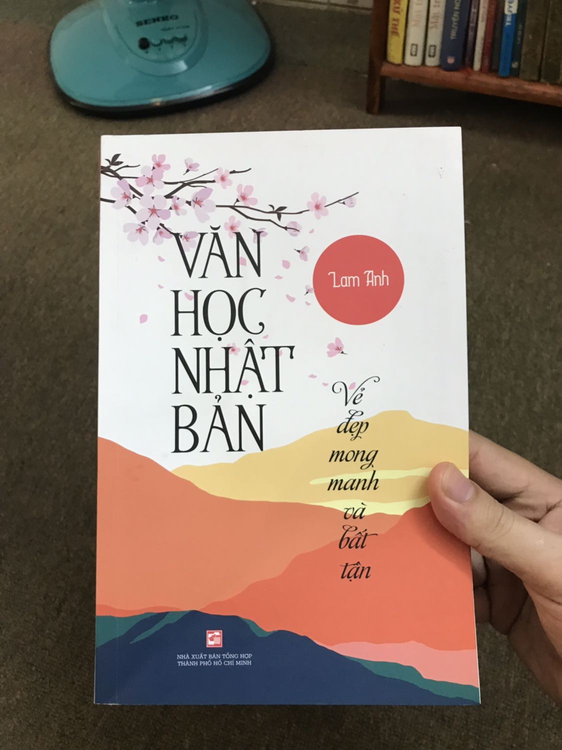 Cuốn sách là những bài viết của dịch giả Lam Anh, người dịch những tác phẩm của Nhật Bản. Rất đang đọc cho bạn nào muốn tìm hiểu thêm về văn chương Nhật.