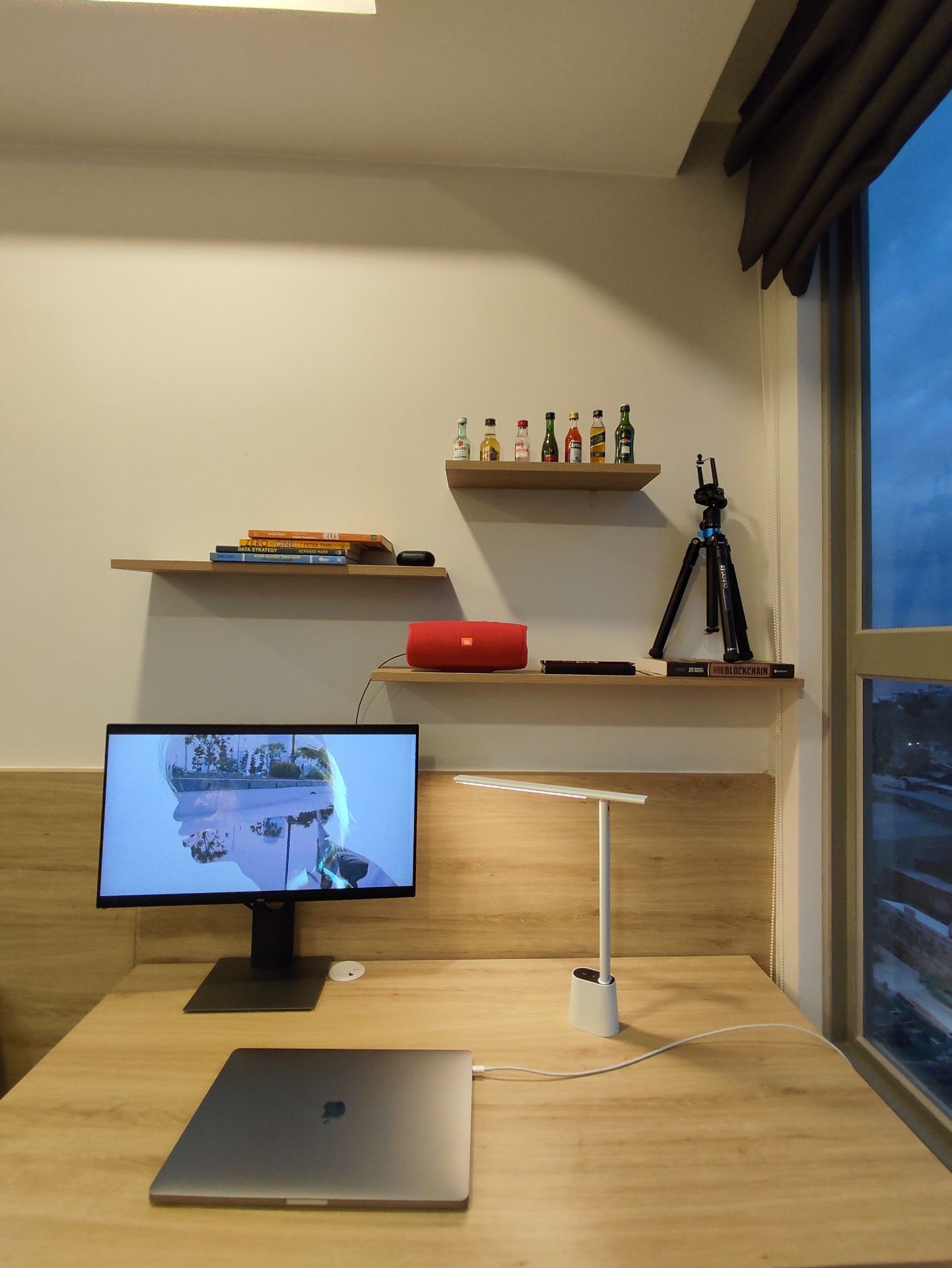 bộ ốc vít đi kèm chắc chắn. 
mình phải khoan lỗ trên thanh gỗ rộng và sâu hơn mới đưa vào được. bộ ốc vít đi kèm chắc chắn. 
mình phải khoan lỗ trên thanh gỗ rộng và sâu hơn mới đưa vào được.