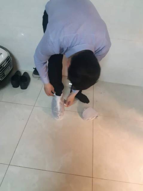 Size mình mua hơi quá khổ chân, rộng nhiều, nên mình chưa đi thử xem có chống thấm nước tốt không. Thấy đường may được, kiểu dáng ổn.