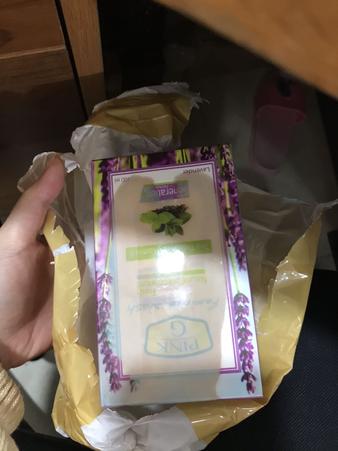 Không biết lỗi của shop hay bên vận chuyển mà hàng bị thấm ướt cả vỏ hộp thế kia nữa. Không hài lònggg