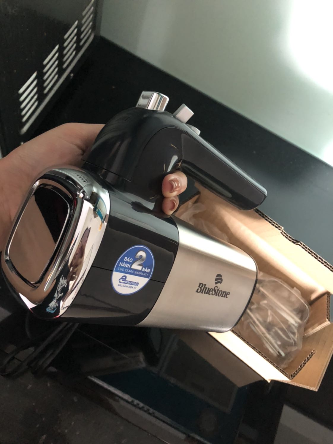 Giao hàng siêu nhanh, sau 1h anh shipper đã gọi nhận hàng lun rồi.. máy đẹp ,chắc tay bọc kĩ càng . Cần sử dụng để đánh giá thêm