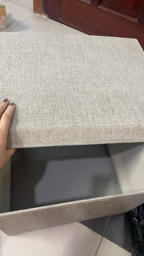 Chu choaaaa, đẹp quá, em đã mua mấy cái túi thụy điển dạng này, đặt lên tủ quần áo xinh xỉu up xỉu down nhá!!! Rất gọn gang, các TD1, TD2 đã mua rồi, còn TD3 này nữa thôi. Mấy dòng của tủ đựng đồ lần này rất ưng nhé, khuyên các bạn nên đặt mà giá rổ cũng hợp lý. Chất vải mình thấy lần này là vải dệt thì phải, màu kem xám nên bền bỉ chắc dai hơn, không phải loại như TD1 kia, nhưng mỗi cái có 1 phong cách riêng, cái kia hợp với đồ văn phòng, mình lấy cái này để ở phòng ngủ thì hợp lý qáu!! 
Hộp chắc, đường chỉ may chắc tỉ mỉ, có điều cái nắp hộp thì nó hơi bị bẹp, nhận hàng phải nắn lại!! nhìn chung thì ok hàng xịn mịn. vuông vức. đã mua quen rồi, nên em cho shop 5 sao nữa hihihahi. Giao hơi lâu à nghen