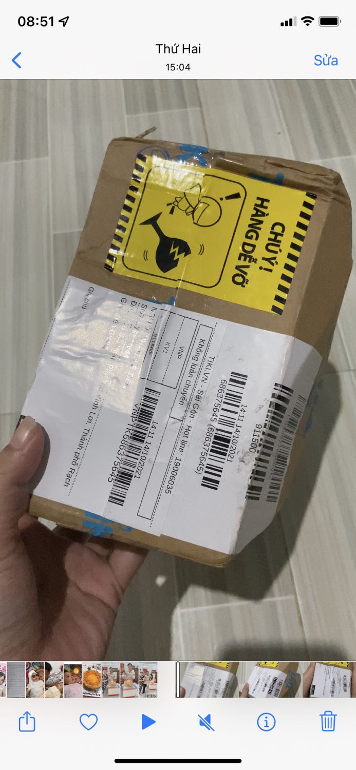 Hàng điện tử mà trong lúc giao hàng bị va đập đến nổi móp méo như thế này, không biết sản phẩm bên trong từng chịu tác động như thế nào. Bên trong cũng k có lớp lót bảo vệ sản phẩm nào hết. Đơn hàng giao cũng rất chậm. Nên làm việc lại với đơn vị giao hàng, rất thất vọng về lần đặt hàng này của tiki.