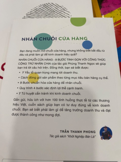 Một cuốn sách đáng đọc cho những người mới bắt đầu trong lĩnh vực kinh doanh cà phê.
Cuốn sách này không chỉ giúp bạn có kiến thức về thị trường cà phê, mà còn cung cấp cho bạn những chiến lược kinh doanh hiệu quả để thành công trong ngành cà phê. Các chương sách được trình bày dễ hiểu, minh họa bằng các câu chuyện thực tế và ví dụ. Cuốn sách này đáp ứng được nhu cầu của những người mới bắt đầu với ngành kinh doanh cà phê và cung cấp những kiến thức cần thiết để bắt đầu kinh doanh.