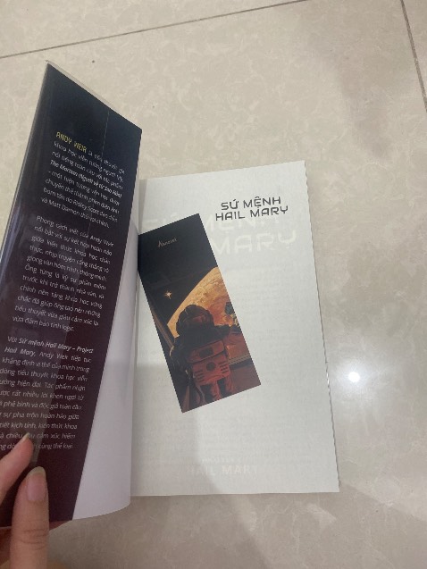 Sách dc bọc rất đẹp, mua sale còn có quà tặng, sách hơi bẩn chút mà vậy cung dc rồi