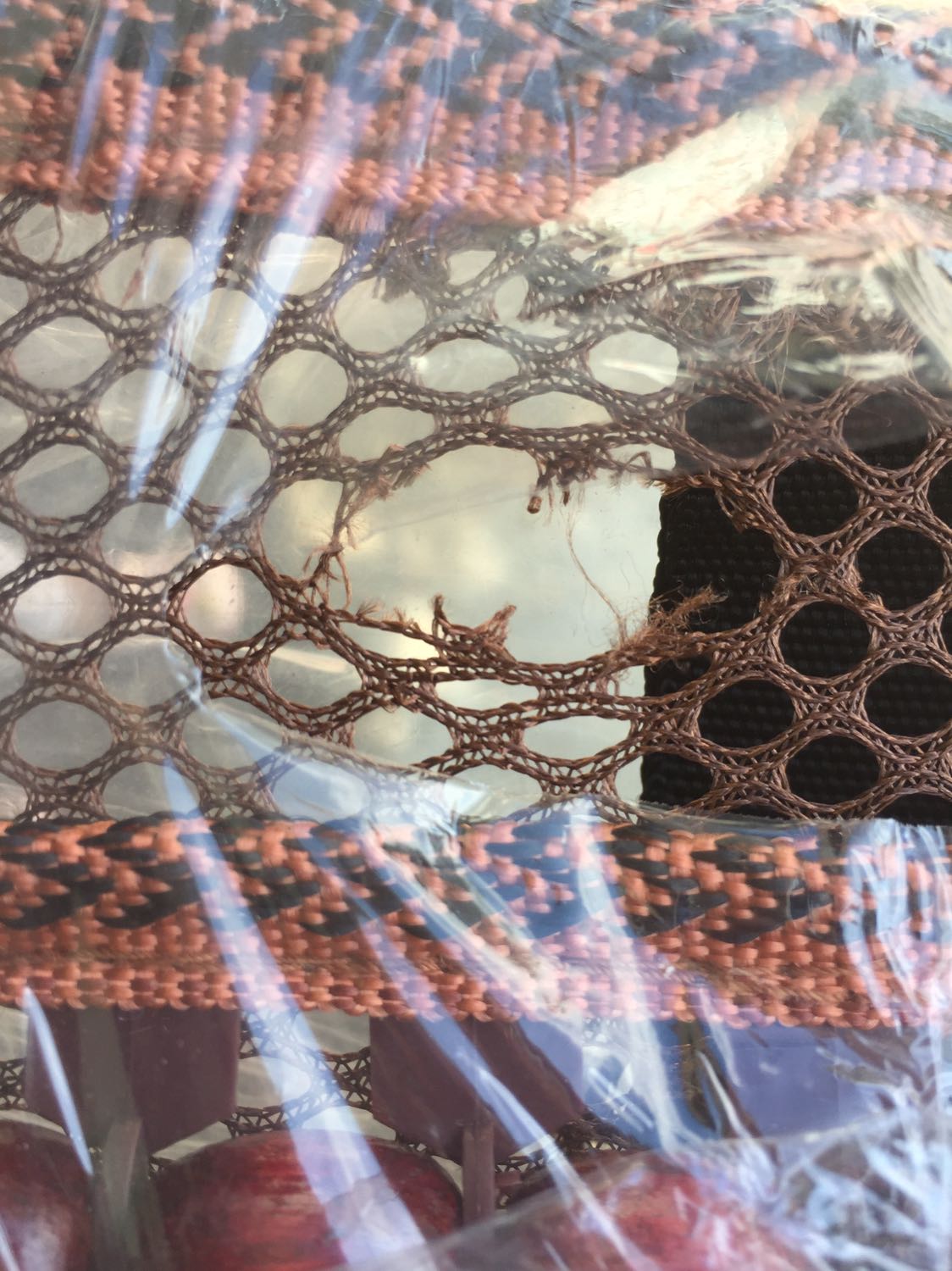 Giao sp rách, gỉ sét, tưởng rách thôi thì nghĩ có thể do vận chuyển thông cảm, mở ra xài thấy gỉ sét