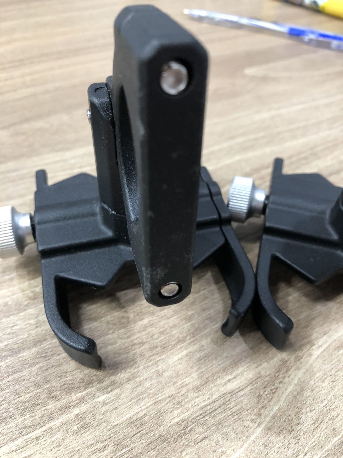 Cho shop 3 sao ở sản phẩm này vì:
Đóng gói sơ sài
Sản phẩm không phải là hàng mới mà bám bụi khá nhiều
Hộp sản phẩm cũng được mở ra nhiều lần, cấn móp, không seal, nói chung là khá xấu.
Còn về chất lượng sản phẩm thì đúng như mô tả