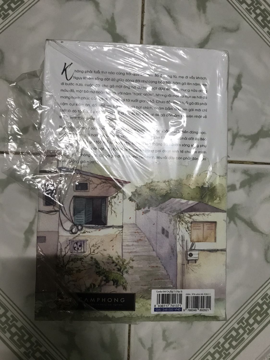 Thật sự rất là buồn luôn ạ biết là mua bây giờ hàng khá là cũ rồi nhưng mà seal rất nát thế ạ, sách dơ có vết bị rọc làm trầy bìa sách cạnh góc thì móp luôn ạ hên mỗi chỗ là trang sách chưa rách thôi buồn lắm ý