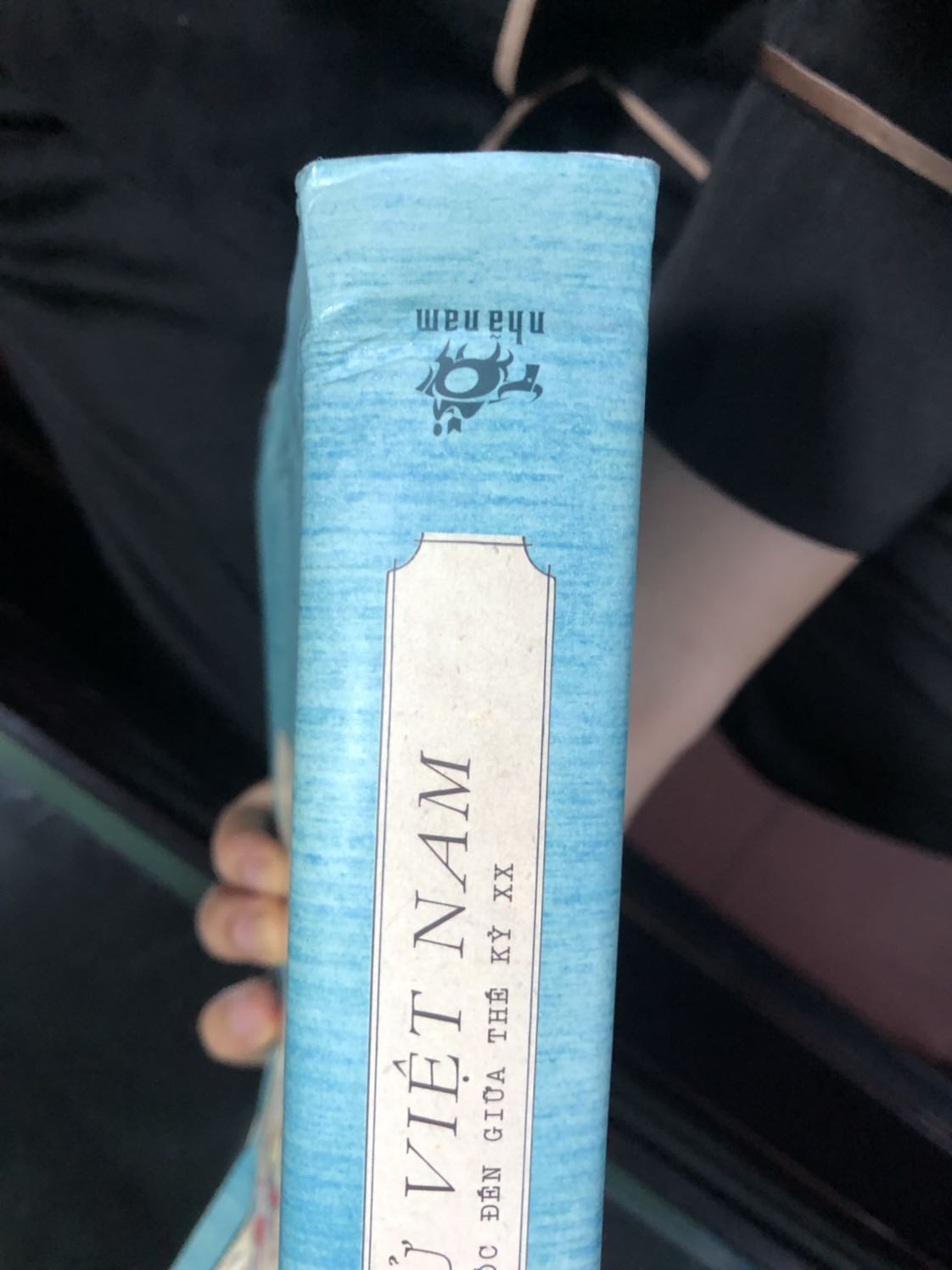 Mình chưa bàn đến nội dung sách nhưng khi mở hộp đựng thấy sách bị xộc xệch, gáy quăn, góc bị gãy như thế này thực sự thất vọng. Mình đặt rất nhiều lần ở Tiki mà lần đầu tiên bị phải ntn. Mong Tiki có chính sách bảo hành tốt