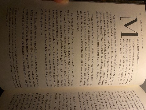 Bìa sách phía sau bị lỗi dù có bọc seal
Shop giao hàng nhanh hơn dự kiến 1 ngày 
Tuy nhiên mình muốn góp ý về kích thước sách và bố cục trang. 
Kích thước sách khá to cảm giác cầm tay mang đi ko tiện
Bố cục trang sách thì dồn nhiều chữ và tỉ lệ kích thước chữ khác biệt khá lớn. 
Cảm ơn khá là nặng nề đối với cuốn này