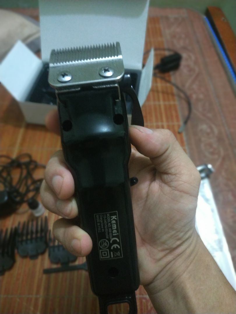 Shop và Tiki giao hàng nhanh dù mùa dịch. 3 ngày là nhận được hàng. Sp đóng gói đầy đủ phụ kiện. Shop sạc sẵn 100% pin nên về xài thử luôn. Cắt xong 1 đầu còn 93% pin, máy khỏe,cầm đầm tay,lưỡi cắt sắc.  Rất hài lòng. Good job.