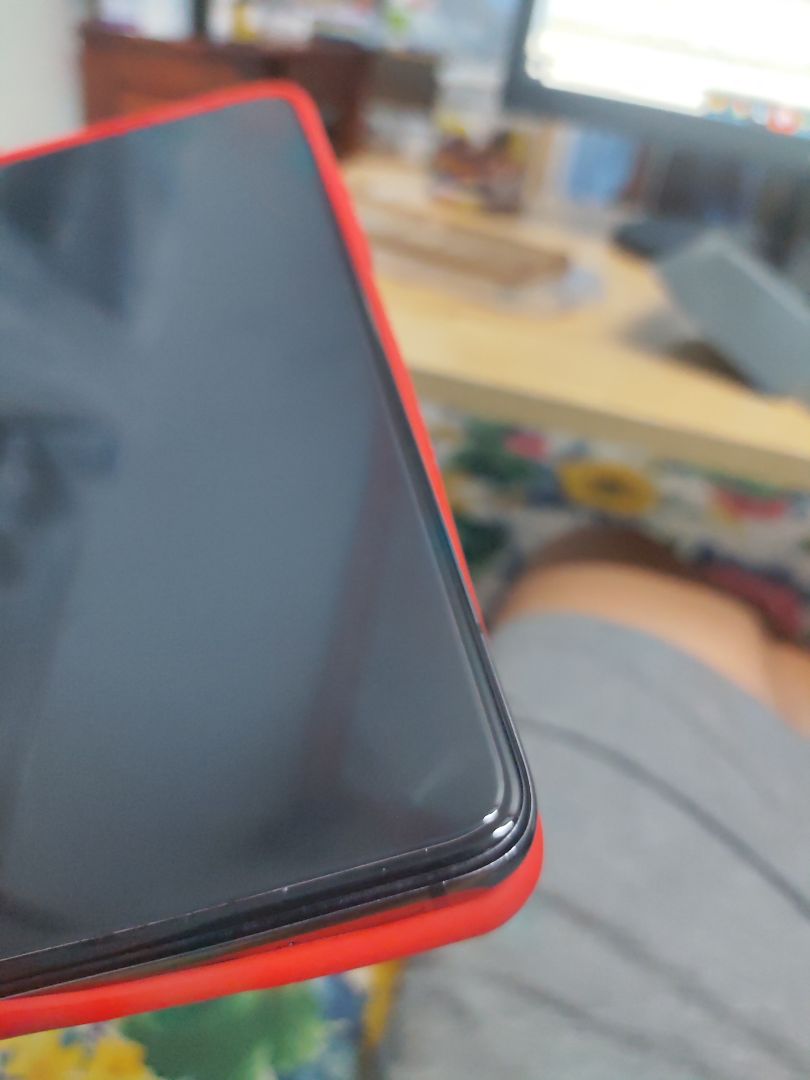 ko che full màn hình, còn lộ nhiều ở viền.