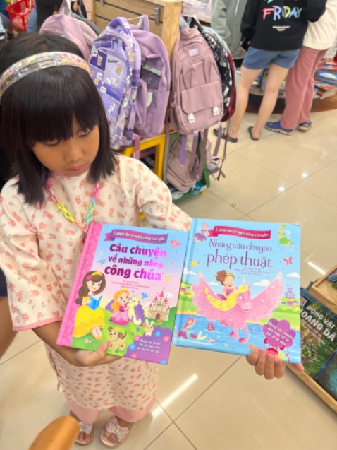 Bé mình rất thích , tối nào cũng đọc