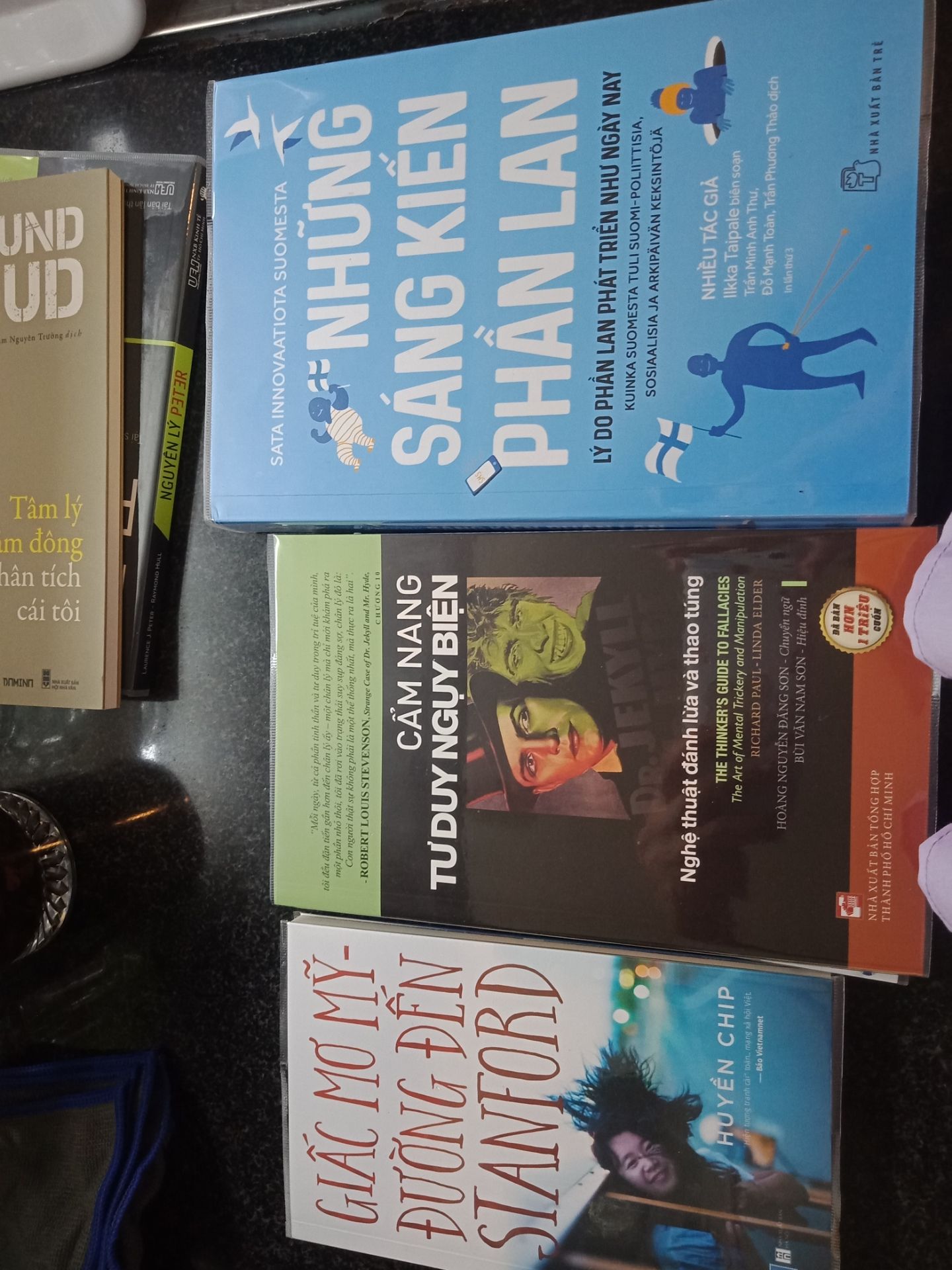 sản phẩm đóng gói ổn, tuy nhiên thì đơn hàng chia ra lẻ tẻ mua 7 cuốn mà giao 3 lần, sách mới, giá khá rẻ, mua ở tiki nhiều lần nên rất yên tâm. dạo này tiki có tính ship 3 đơn tính ship 3 lần