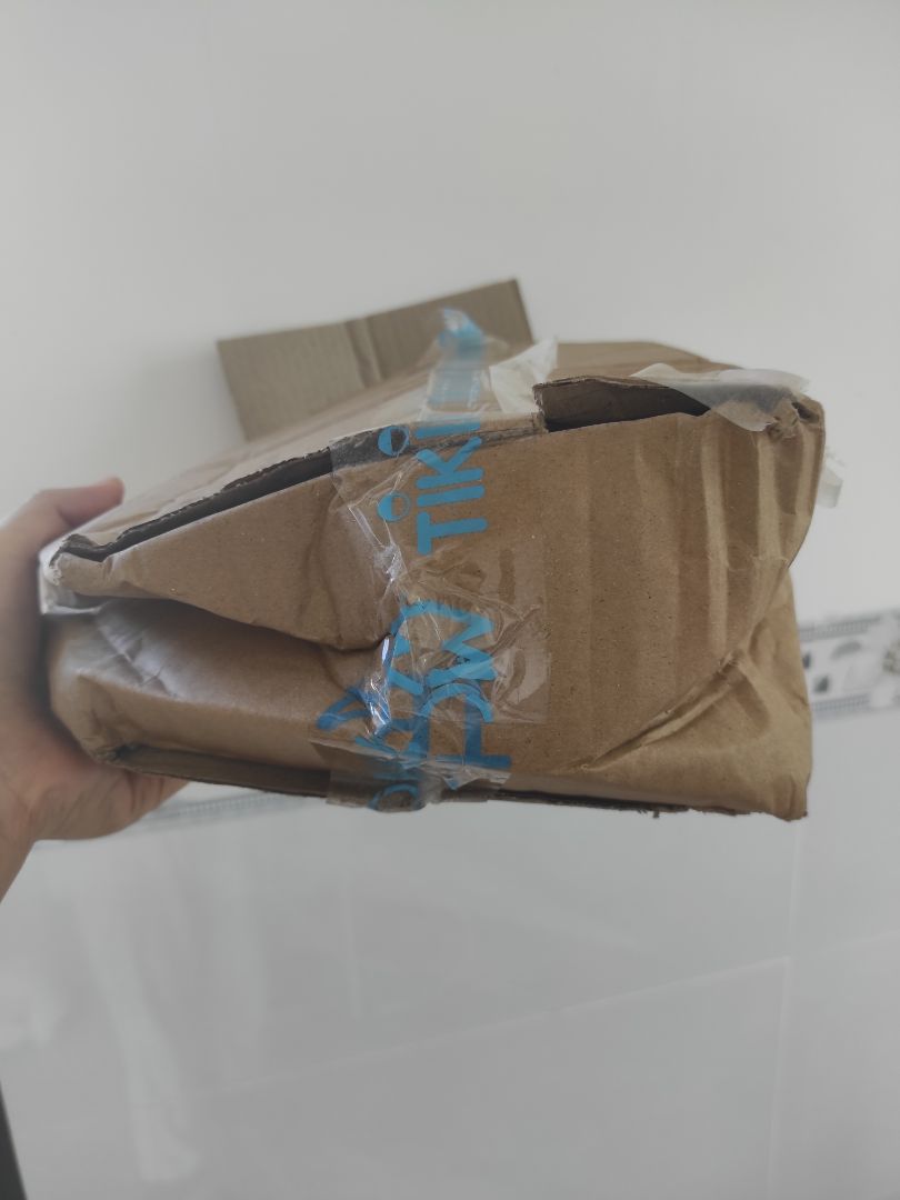 tiki giao hàng siêu nhanh.đóng gói sp kỹ nhưng tới tay mình thì cái thùng nó méo mó thấy ớ.n.dùng xong thấy da mềm mịn thật, nhưng mn có bị nhớt nhớt lúc rửa mặt giống mình k, phải rửa nước lại hơi lâu mới hết. tiki giao hàng siêu nhanh.đóng gói sp kỹ nhưng tới tay mình thì cái thùng nó méo mó thấy ớ.n.dùng xong thấy da mềm mịn thật, nhưng mn có bị nhớt nhớt lúc rửa mặt giống mình k, phải rửa nước lại hơi lâu mới hết.