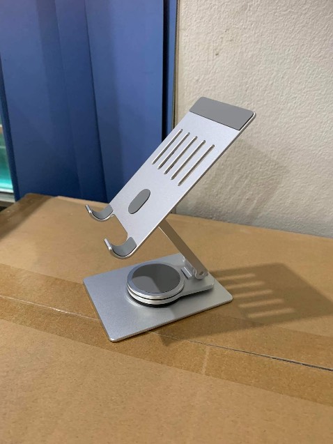 Mình đã thử nhiều mẫu giá đỡ khác nhau, đây là mẫu mà mình hài lòng nhất. Đẹp, chắn chắn, điều chỉnh linh hoạt, cầm nặng tay... nên khi thao tác trên điện thoại không bị rung, đổ.