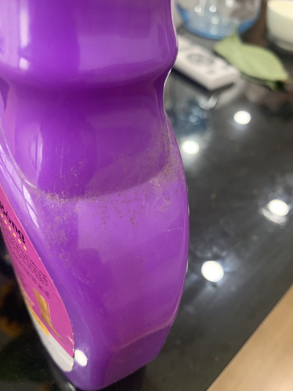 Giao hàng cũ hoặc hàng trưng bày, rất bụi bẩn và cũ