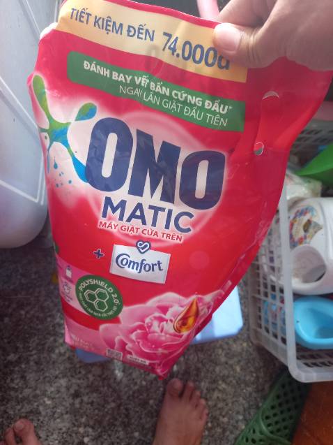 Mùi ko thơm, thật sự ko thấy có mùi gì sau khi giặt. Dù cho số lượng khá nhiều hơn so với nước giât omo thông thường. Mọi thứ khác thì ok