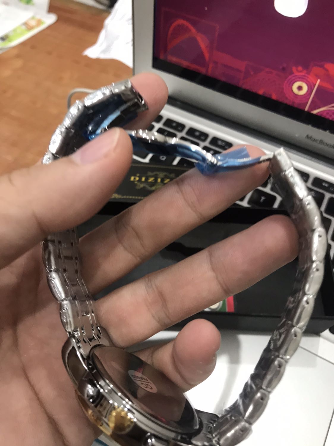 Sản phẩm đẹp như hình, đồng hồ chắc chắn đường nét tỷ mỉ. Nặng và chắc chắn lắm. Shop đóng gói chắc chắn đầy đủ hộp và thẻ bảo hành, còn ưu ái tặng thêm pin nửa.rất đáng tiền viên pin co thể dự phòng sau này thay đỡ tốn kém chi phí. Shop rất tỷ mỹ về sản phẩm tôi rất hài lòng, năm sao cho sản phẩm của shop nhé, tuyệt vời