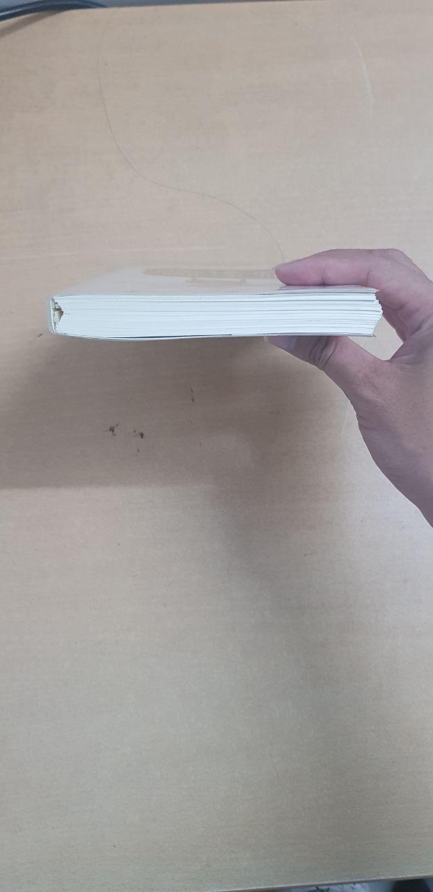 1. Về ngoại hình: Sách mới đọc vài trang là bị hư gáy như hình
2. Về nội dung: Gần giống như cuốn Richard Branson - Đường ra biển lớn. Nên nếu ai đã đọc cuốn tiểu sử đó rồi thì thôi, ko cần đọc sách này vì nội dung giống nhau.